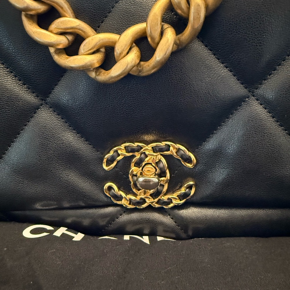 💯 authentic jumbo chanel 19